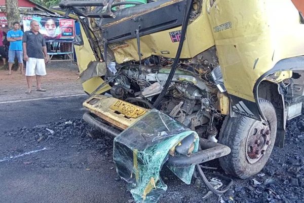 Kumpulan Fakta Hasil Olah TKP Kecelakaan 3 Truk Terlibat Kecelakaan Gunung Kayangan Tala 2 Orang Terluka & 1 Orang Evakuasi ke Rumah Sakit di Banjarmasin
