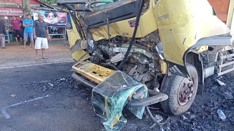 Kumpulan Fakta Hasil Olah TKP Kecelakaan 3 Truk Terlibat Kecelakaan Gunung Kayangan Tala 2 Orang Terluka & 1 Orang Evakuasi ke Rumah Sakit di Banjarmasin